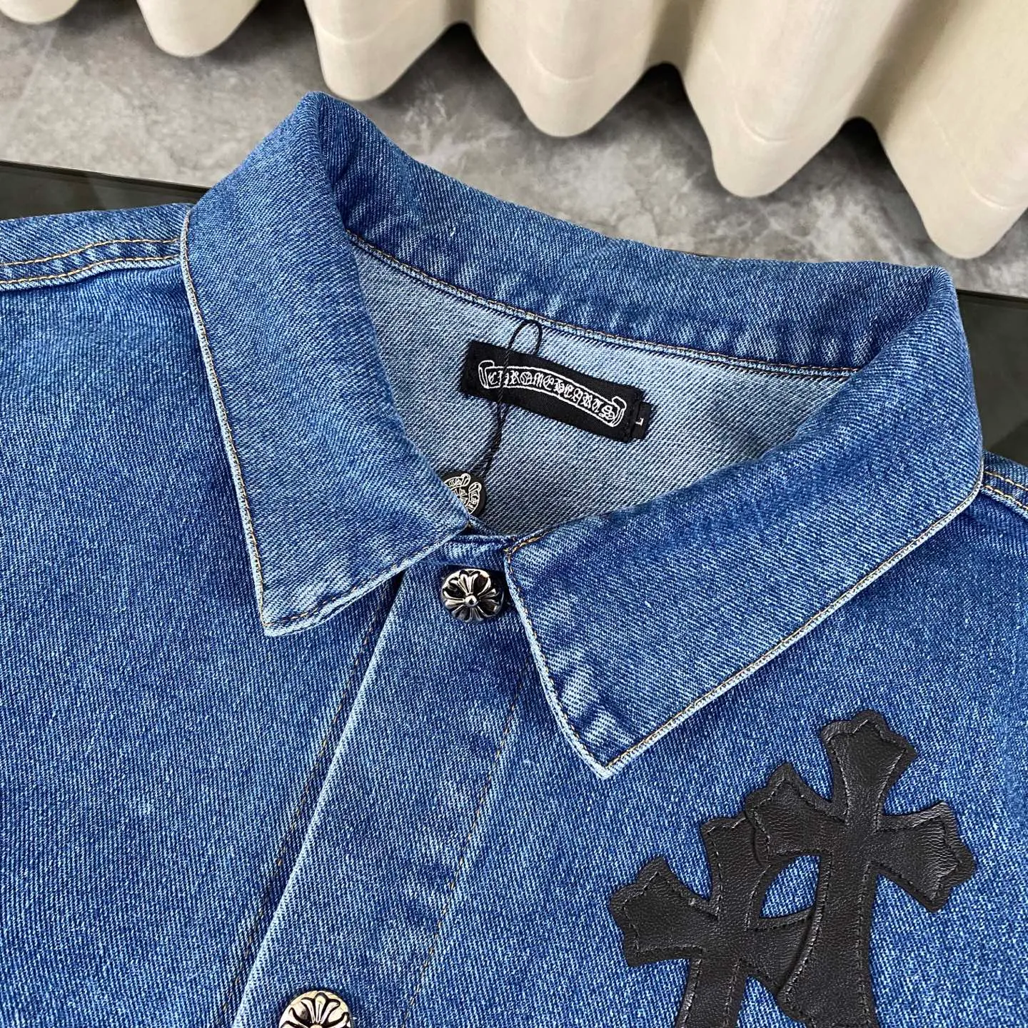 🅿️360 Chrome Hearts Chrome Hearts logo heavily embroidered leather classic couple style washed denim jacket. Super popular style is here. The best item for this weather is cool oversize style. The classic cross white logo is all over the whole dress, and the cross leather label on the back is the finishing touch. It is full of personality without being exaggerated. It is a perfect versatile style for spring and summer! It is made of 100% denim cotton fabric with heavy thread count and washed with water to ensure a stiff and tough shape while being comfortable and breathable against the skin. The high-density embroidery of Sanskrit letters is ultra-exquisite. The original molded custom buttons, large cross leather label, and Krossin silver details are all luxurious! Casual and loose fit, lazy and casual, the same style for men and women. It is very trendy to match it with sweatpants and wide-leg pants casually. The focus is on versatility. It can be used as a jacket in spring and autumn. It is amazing. Size: M–XL Color: Blue